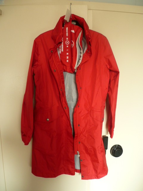 MANTEAU POUR FEMMES, DE TYPE VETEMENT DE PLUIE, EN TISSU DE FIBRES SYNTHETIQUES (100% POLYAMIDE) ENDUIT DE FAÇON PERCEPTIBLE À L'ŒIL NU D'UNE FINE COUCHE DE MATIERE PLASTIQUE SUR LA FACE INTERNE ET DESCENDANT JUSQU'AUX GENOUX.  CET ARTICLE COMPORTE UNE CAPUCHE POURVUE D'UN CORDON COULISSANT SUR TOUT SON POURTOUR, UNE OUVERTURE COMPLETE SUR LE DEVANT SE FERMANT DROITE SUR GAUCHE AU MOYEN D'UNE FERMETURE A GLISSIERE RECOUVERTE D'UNE PATTE DE PROTECTION MUNIE DE BOUTONS-PRESSION, DES MANCHES LONGUES POURVUES D'UN BORD ELASTIQUE À LEUR EXTREMITE, DEUX POCHES À RABAT SITUEES AU NIVEAU DES CUISSES, UN ELEMENT RESSERRANT A LA TAILLE, UNE FENTE VERTICALE A LA BASE DU MILIEU DU DOS. LA BASE DE CE VETEMENT EST OURLEE. 
LONGUEUR DOS : 88 CM, TAILLE : S.  

CET ARTICLE EST PRESENTE DANS UNE POCHETTE, CONFECTIONNEE DANS LA MEME MATIERE, MUNIE D'INSCRIPTIONS, AVEC UNE FERMETURE A GLISSIERE.