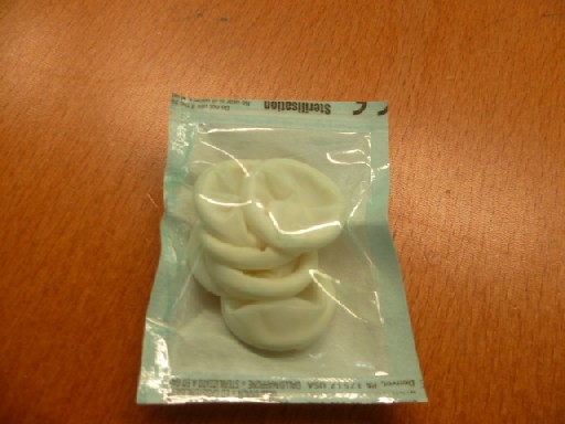 LOT DE SIX DOIGTIERS, EN LATEX, POUR USAGE DENTAIRE, ILS SONT PRESENTES POUR LA VENTE AU DETAIL DANS UN PETIT SACHET POUR MOITIE EN PAPIER/MATIERE PLASTIQUE.