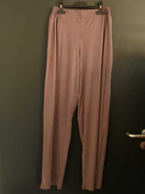 PANTALON POUR FEMME, CONFECTIONNÉ EN BONNETERIE DE FIBRES ARTIFICIELLES ET DE COTON (70% VISCOSE, 30% COTON), SANS OUVERTURE,  NON RECONNAISSABLE COMME ÉTANT POUR HOMMES OU POUR FEMMES, DE FACTURE AMPLE, UNICOLORE, DESCENDANT JUSQU'AUX CHEVILLES EN ENVELOPPANT SÉPAREMMENT CHAQUE JAMBE, AVEC UNE BANDE ELASTIQUEE A LA TAILLE, SANS POCHE. L'EXTREMITE DES JAMBES EST OURLEE.