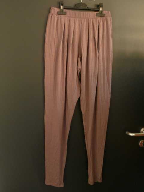 PANTALON POUR FEMME, DE TYPE SAROUEL, CONFECTIONNÉ EN BONNETERIE DE FIBRES ARTIFICIELLES ET DE COTON (70% VISCOSE - 30% COTON), SANS OUVERTURE, NON RECONNAISSABLE COMME ÉTANT POUR HOMMES OU POUR FEMMES, UNICOLORE, ENVELOPPANT SÉPAREMMENT LES JAMBES A PARTIR DU DESSUS DE LA MI-CUISSE JUQU'AUX CHEVILLES OU IL DESCEND. L'ARTICLE PRESENTE UNE BANDE ELASTIQUEE A LA TAILLE ET DES FRONCES. L'EXTREMITE DES JAMBES EST RESSERREE ET OURLEE.