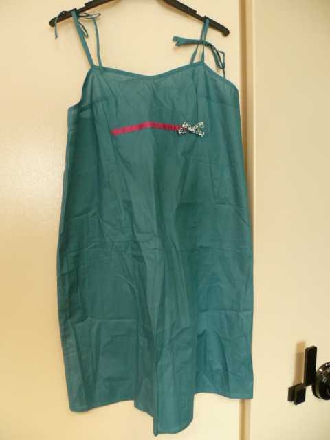 VETEMENT POUR FEMME, GENRE BLOUSE, EN TISSU DE COTON (100% COTON), DE FACTURE AMPLE, DESTINE A COUVRIR LA PARTIE SUPERIEURE DU CORPS ET DESCENDANT JUSQU'A MI-CUISSES. L'ARTICLE COMPORTE DEUX FINES BRETELLES A NOUER, UNE ENCOLURE, UNE DECOUPE POITRINE, UN RUBAN EN TISSU ET UN NOEUD DECORATIF EN SOIE EN DESSOUS DE LA POITRINE, ET UN OURLET A LA BASE. 
LONGUEUR EN CM : 83. 
TAILLE : 40.