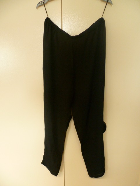 PANTALON POUR FEMMES CONFECTIONNÉ EN TISSU 100% SOIE, SANS OUVERTURE, DE FACTURE AMPLE ET FLUIDE, DESCENDANT JUSQU'AUX CHEVILLES EN ENVELOPPANT SÉPARÉMENT CHAQUE JAMBE, SANS OUVERTURE, AVEC LA TAILLE ÉLASTIQUEE. LA BASE DU PANTALON EST OURLÉE ET POSSEDE UNE FENTE DE CHAQUE COTE.  

TAILLE : 40