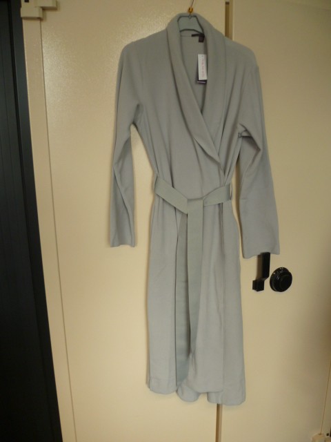 VETEMENT POUR FEMME, DE STYLE ROBE DE CHAMBRE, EN ETOFFE DE BONNETERIE DE FIBRES SYNTHETIQUES (100% POLYESTER), ASPECT POLAIRE, AVEC UN COL CHALE, DES MANCHES LONGUES, UNE OUVERTURE COMPLETE SUR LE DEVANT, SE FERMANT A L'AIDE D'UNE CEINTURE EN RUBAN DE 4,7 CM RETENUE A LA TAILLE PAR DES PASSANTS, DES POCHES. LE POURTOUR DE CE VETEMENT EST SIMPLEMENT ARRETE.  

TAILLE 40