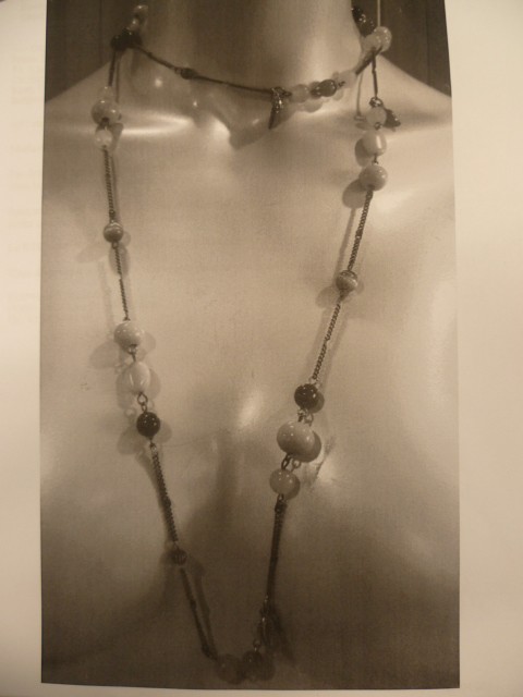 COLLIER, GENRE SAUTOIR, RÉALISÉ À PARTIR DE PERLES EN PIERRES GEMMES (6 EN CRISTAL DE ROCHE, 6 EN AMETHYSTES), 12 PERLES EN VERRE, 7 PERLES EN PIERRES COMMUNES ET 8 PERLES EN CERAMIQUE SUR DES COMPOSANTS METALLIQUES, ESPACEES PAR UNE CHAINETTE EN METAL.  LONGUEUR 110 CM ENVIRON