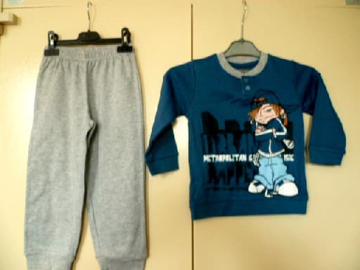 VETEMENT DESTINE A RECOUVRIR LE CORPS, GENRE PYJAMA, POUR GARCONS, CONFECTIONNE EN ETOFFE DE BONNETERIE 88% COTON ET 12% POLYESTER, COMPOSE :

-D'UN SWEAT AVEC UNE ENCOLURE RONDE, UNE PETITE OUVERTURE PARTIELLE SUR LE DEVANT AU MILIEU AVEC DES BOUTONS SE FERMANT DE GAUCHE SUR DROITE, DES MANCHES LONGUES DONT LES EXTREMITES SE TERMINENT PAR UN BORD-COTE, LA BASE DU VETEMENT SE TERMINE PAR UN BORD-COTE, PERSONNAGE ET INSCRIPTIONS IMPRIMES SUR LA FACE AVANT.

-D'UN PANTALON, SANS OUVERTURE, AVEC UNE TAILLE ELASTIQUEE, LA BASE DES JAMBES SE TERMINE PAR UN BORD-COTE.