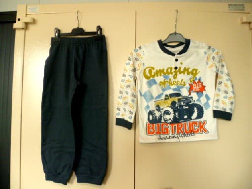 VETEMENT DESTINE A RECOUVRIR LE CORPS, GENRE PYJAMA, POUR GARCONS, CONFECTIONNE EN ETOFFE DE BONNETERIE 100% COTON, COMPOSE :

-D'UN SWEAT AVEC UNE ENCOLURE RONDE, UNE PETITE OUVERTURE PARTIELLE SUR LE DEVANT AU MILIEU AVEC DES BOUTONS SE FERMANT DE GAUCHE SUR DROITE, DES MANCHES LONGUES DONT LES EXTREMITES SE TERMINENT PAR UN BORD-COTE, LA BASE DU VETEMENT SE TERMINE PAR UN OURLET, MOTIFS ET INSCRIPTIONS IMPRIMES SUR LA FACE AVANT.

-D'UN PANTALON, SANS OUVERTURE, AVEC UNE TAILLE ELASTIQUEE, LA BASE DES JAMBES SE TERMINE PAR UN BORD-COTE.