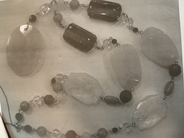 COLLIER RÉALISÉ À PARTIR DE PIERRES GEMMES (CRISTAL DE ROCHE, OEIL DE TIGRE, CRISTAL ROSE) ET PERLES DE VERRE SUR DES COMPOSANTS METALLIQUES.