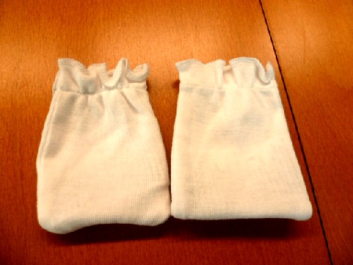 PAIRE DE MOUFLES, POUR BEBES, CONFECTIONNES EN ETOFFE DE BONNETERIE, 100% COTON, AVEC UN ELASTIQUE AUX POIGNETS FORMANT VOLANT, LA BORDURE DU VOLANT EST ARRETEE PAR UN POINT DE COUTURE. 

CET ARTICLE ACCOMPAGNE UN LOT DE VETEMNTS ET UN BONNET QUI FONT L'OBJET D'UN CLASSEMENT SEPARE.