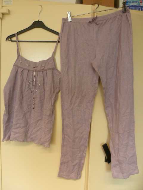 LOT DE TROIS VÊTEMENTS EN ETOFFE DE BONNETERIE DE COTON, POUR FEMMES, PRESENTES EN ASSORTIMENT CONDITIONNÉS POUR LA VENTE AU DÉTAIL, COMPRENANT UN PANTALON ET UN VETEMENT DE GENRE CARACO CONSTITUANT UN PYJAMA, ET UN VETEMENT COURT DE TYPE BOLERO QUI FERA L'OBJET D'UN CLASSEMENT SÉPARÉ. LE PYJAMA  SE COMPOSE :
- D'UN VETEMENT DESTINE A RECOUVRIR LA PARTIE SUPERIEURE DU CORPS, DE STYLE CARACO, DE FORME AMPLE, DESCENDANT JUSQU'AUX HANCHES, DECOLLETE,  AVEC DE FINES BRETELLES RÉGLABLES
- D'UN PANTALON, DE STYLE FLUIDE, DESCENDANT JUSQU'AUX CHEVILLES, ENVELOPPANT SEPAREMENT CHAQUE JAMBE, SANS OUVERTURE SUR LE DEVANT, DOTE D’UN ÉLASTIQUE À LA TAILLE.
LE VETEMENT COURT DE TYPE BOLERO EST REPRIS SUR LE RTC N°FR-PRO-2011-001663-02