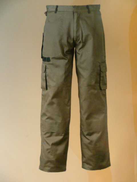 PANTALON, DE TRAVAIL, DESCENDANT JUSQU'AUX CHEVILLES, ENVELOPPANT SEPAREMENT CHAQUE JAMBE, POUR HOMME, ET CONFECTIONNE EN TISSU MAJORITAIREMENT DE COTON (60 % COTON ET 40 % POLYESTER). 
CET ARTICLE COMPORTE UNE OUVERTURE PARTIELLE SUR LE DEVANT DOTEE D'UNE FERMETURE A GLISSIERE ET DISSIMULEE SOUS UNE PATTE DE PROTECTION SE FERMANT GAUCHE SUR DROITE AVEC UN BOUTON, CINQ PASSANTS POUR CEINTURE, ET DEUX COTES ELASTIQUES AU NIVEAU DE LA TAILLE. 
CE PANTALON POSSEDE EGALEMENT DE MULTIPLES POCHES A L'AVANT ET A L'ARRIERE DONT DES POCHES A SOUFFLET, A RABBAT ET AVEC FERMETURE A GLISSIERE, UNE DOUBLURE DE TISSU POUR RENFORT AU NIVEAU DES GENOUX, UNE PATTE A L'EXTREMITE DE CHAQUE JAMBE REGLABLE PAR BANDE VELCRO, ET UN OURLET A LA BASE.