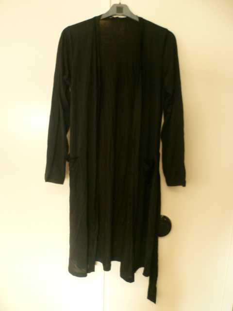 VETEMENT, SIMILAIRE A UNE ROBE DE CHAMBRE, DESTINE A RECOUVRIR LA PARTIE SUPERIEURE DU CORPS, DESCENDANT JUSQU'AU DESSUS DES GENOUX, DE FORME KIMONO, CONFECTIONNE EN ETOFFE DE BONNETERIE MAJORITAIREMENT DE FIBRES SYNTHETIQUES ( 30 % COTON ET 70 % LYOCELL), TEINTE UNIFORMEMENT ET NON RECONNAISSABLE COMME ETANT POUR HOMME OU POUR FEMME. 
CET ARTICLE PRESENTE UNE ENCOLURE EN V, UNE OUVERTURE COMPLETE SUR LE DEVANT SE FERMANT AU MOYEN D'UNE CEINTURE RETENUE PAR DEUX PASSANTS, DES MANCHES LONGUES SE TERMINANT PAR UN OURLET, DEUX POCHES LATERALES, UNE BANDE RAPPORTEE LE LONG DE L'OUVERTURE ET UN OURLET A LA BASE.
