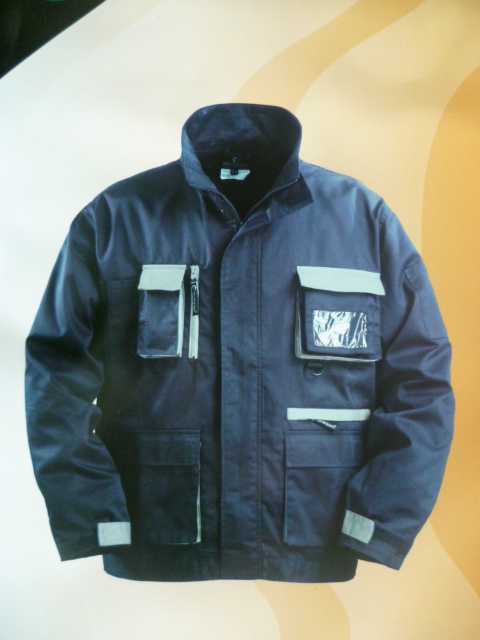 VETEMENT, POUR HOMME, DESTINE A RECOUVRIR LA PARTIE SUPERIEURE DU CORPS, CONFECTIONNE EN TISSU MAJORITAIREMENT DE COTON (60 % COTON ET 40 % POLYESTER). 
CE VETEMENT, SANS DOUBLURE, COMPORTE UN COL MONTANT, UNE OUVERTURE COMPLETE SUR LE DEVANT SE FERMANT AU MOYEN D'UNE FERMETURE A GLISSIERE AVEC UNE PATTE DE PROTECTION FERMANT GAUCHE SUR DROITE AU MOYEN DE BANDES VELCRO, DES MANCHES LONGUES POURVUES A LEURS EXTREMITES D'UN OURLET ET D'UNE PATTE RESSERRANTE SE FERMANT A L'AIDE DE VELCRO, ET AVEC UNE BANDE RAJOUTEE A LA BASE FORMANT OURLET. 
CET ARTICLE EST MUNI AU NIVEAU DE LA POITRINE, D'UNE PART A DROITE, D'UNE POCHE VERTICALE SEPAREE EN DEUX PAR UNE PIQURE PERMETTANT D'INTRODUIRE UN STYLO, D'UNE POCHE A SOUFLET MUNIE D'UN RABAT SE FERMANT PAR VELCRO, D'UNE POCHE VERTICALE SE FERMANT A L'AIDE D'UNE FERMETURE A GLISSIERE, ET D'AUTRE PART, A GAUCHE, DE DEUX POCHES SUPERPOSEES SE FERMANT PAR UN RABAT MUNI D'UN VELCRO DONT L'UNE D'ELLES COMPORTE UNE FENETRE TRANSPARENTE PERMETTANT D'INTRODUIRE UNE ETIQUETTE ET L'AUTRE POSSEDE UN ANNEAU, D'UNE POCHE HORIZONTALE SE FERMANT A L 'AIDE D'UNE FERMETURE A GLISSIERE. 
CET ARTICLE COMPORTE EGALEMENT, AU NIVEAU DES HANCHES, DE CHAQUE COTE, UNE POCHE PLAQUEE A SOUFLET SE FERMANT PAR UN RABAT MUNI DE VELCRO, ET AU DOS, DEUX POCHES VERTICALES SE FERMANT A L'AIDE D'UNE FERMETURE A GLISSIERE.  
LA MANCHE GAUCHE COMPORTE UNE POCHE SEPAREE EN DEUX PAR UNE PIQURE.