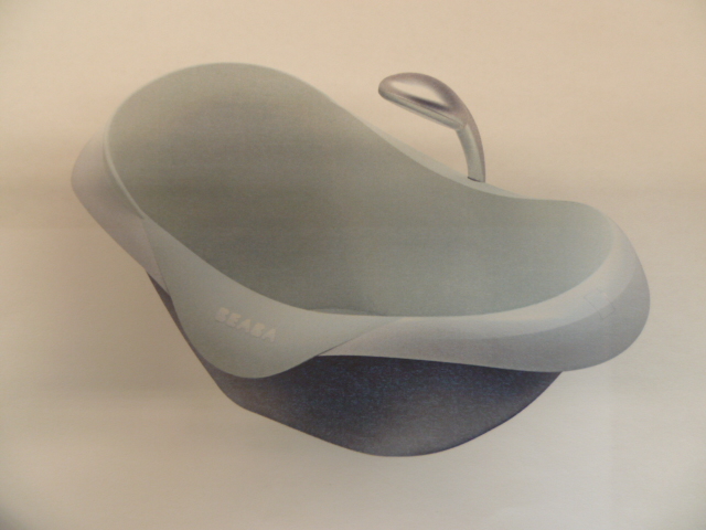 BAIGNOIRE, POUR BEBE, DE MATIERE PLASTIQUE, DE FORME OVALE, AVEC UN BOUCHON DE VIDANGE ET UN SUPPORT DE POMMEAU DE DOUCHE LATERAL.
LE NOM DE LA MARQUE EST INSCRIT SUR UN DES COTES DE L'ARTICLE.