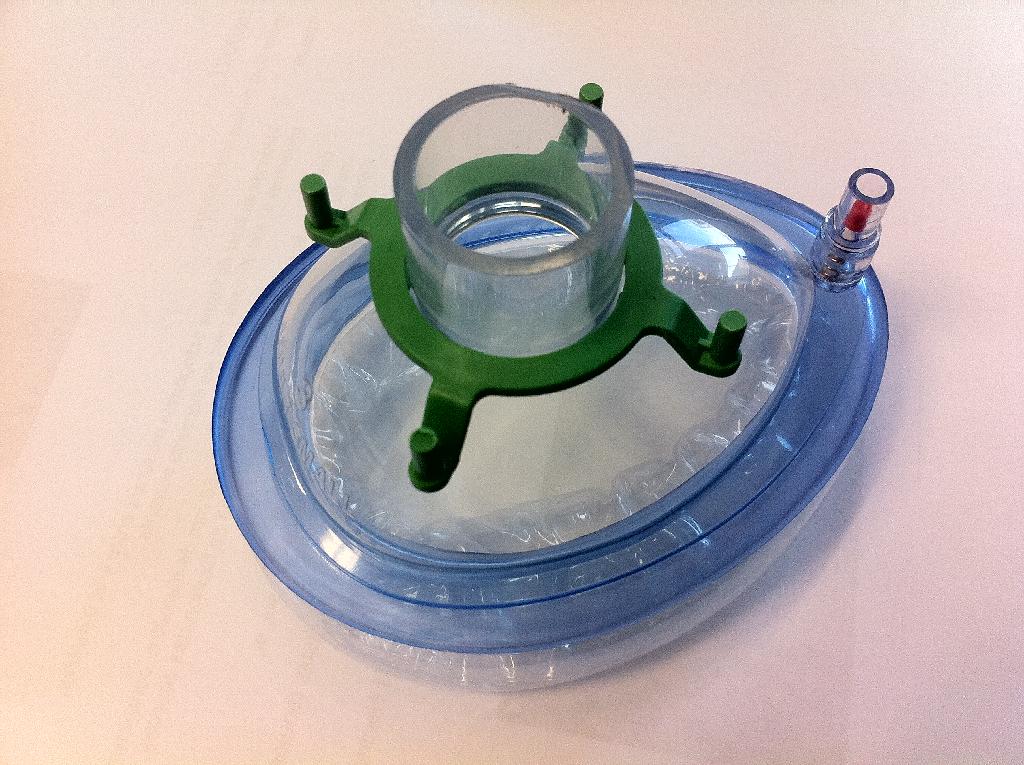 INTRUMENT D'ANESTHESIE SE PRESENTANT SOUS LA FORME D'UN MASQUE A BOURRELETS, EN MATIERE PLASTIQUE, PRESENTE DANS UN EMBALLAGE TRANSPARENT EN MATIERE PLASTIQUE CONTENANT LES REFERENCES ET LES INSTRUCTIONS IMPRIMEES SUR PAPIER.