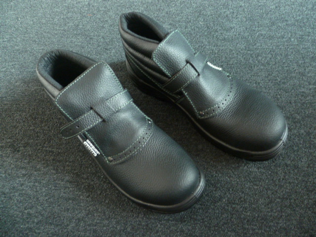 CHAUSSURE, DITE CHAUSSURE DE SECURITE, COUVRANT LA CHEVILLE REMBOURREE AU NIVEAU DE LA PARTIE MONTANTE, AVEC UNE SEMELLE EN MATIERE PLASTIQUE SCULPTEE, AVEC UN DESSUS EN CUIR COMPORTANT A L'AVANT UNE COQUILLE DE PROTECTION EN METAL, AVEC UN SOUFFLET INTERNE, AVEC UNE LANGUETTE EXTERNE EN CUIR, AVEC UNE FERMETURE PAR LANIERE ET BOUCLE EN METAL.