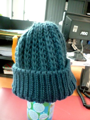 BONNET, TRICOTE EN LAINE 100% ACRYLIQUE, DONT LA BORDURE EST RABATTABLE.