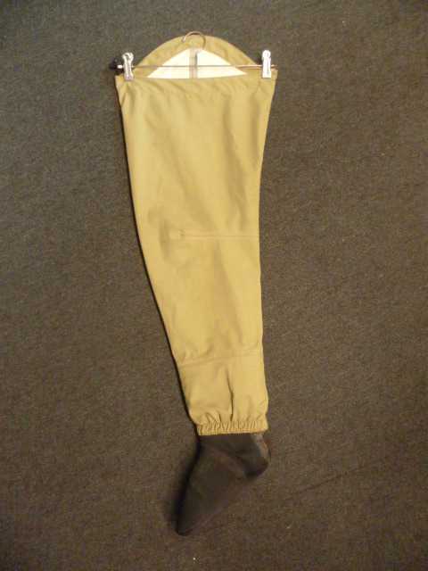 CHAUSSURES, GENRE CUISSARDES, DESTINEES A LA PECHE, AVEC UN DESSUS EN MATIERE TEXTILE ET COMPORTANT UN CHAUSSON EN CAOUTCHOUC AVEC UNE SEMELLE EXTERIEURE EN MATIERE TEXTILE. 
CES CUISSARDES MONTENT JUSQU'AU-DESSUS DE LA MI-CUISSE ET SONT MAINTENUES A LEUR EXTREMITE PAR UN ELASTIQUE SE RESSERRANT AU MOYEN D'UN CLIP. ELLES COMPORTENT EGALEMENT UN ELASTIQUE RESSERRANT AU-DESSUS DE LA CHEVILLE ET LE LOGO DE LA MARQUE EST COUSU SUR CHAQUE COTE EXTERIEUR DE LA CUISSE. 
CES CHAUSSURES SONT CONDITIONNEES POUR LA VENTE AU DETAIL DANS UN FILET SYNTHETIQUE NOIR.