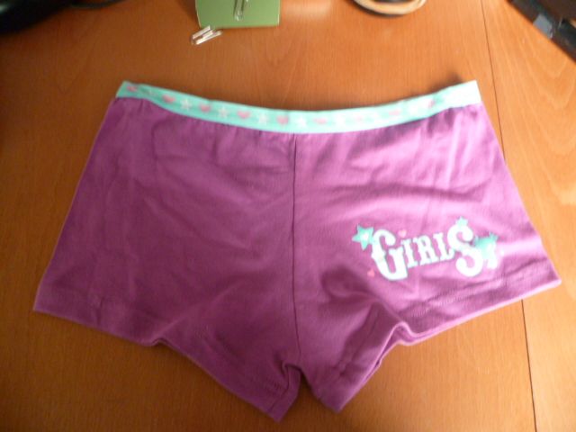BOXER, POUR FILLES, CONFECTIONNE EN ETOFFE DE BONNETERIE, 95% COTON ET 5% ELASTHANNE, COMPORTANT UNE BANDE ELASTIQUE A LA TAILLE, LES ECHANCRURES DES JAMBES SONT OURLEES, AVEC MOTIFS ET INSCRIPTION SUR LE DEVANT COTE GAUCHE.

CET ARTICLE EST PRESENTE POUR LA VENTE AU DETAIL AVEC UNE BRASSIERE QUI FAIT L'OBJET D'UN CLASSEMENT SEPARE.