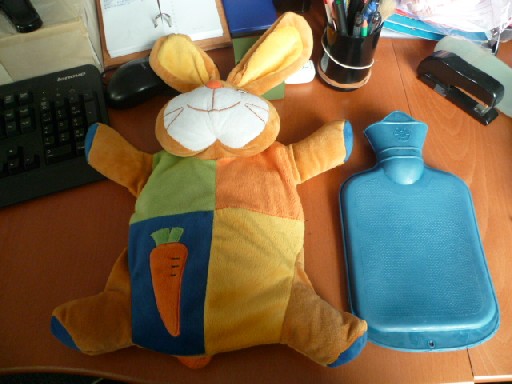 BOUILLOTTE, POUR ENFANT, EN CAOUTCHOUC, AVEC UN BOUCHON VISSEUR, A GLISSER A L'INTERIEUR D'UNE PELUCHE REMBOURREE EN FORME D'ANIMAL (LAPIN, VACHE ETC...) SERVANT DE HOUSSE AVEC POUR FERMETURE DES BANDES VELCRO.