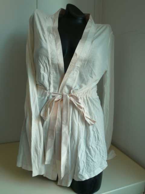 LOT DE TROIS VETEMENTS CONDITIONNES ENSEMBLE POUR LA VENTE AU DETAIL, COMPOSE D'UN PYJAMA ET D'UNE VESTE D'INTERIEUR.
- LE VETEMENT POUR FEMME, SIMILAIRE A UNE VESTE D’INTERIEUR EST EN ETOFFE DE BONNETERIE MAJORITAIREMENT DE FIBRES ARTIFICIELLES  (VISCOSE), DESTINE A COUVRIR LA PARTIE SUPERIEURE DU CORPS, DESCENDANT JUSQU’AUX HANCHES, AVEC UNE ENCOLURE EN « V », AVEC UNE OUVERTURE COMPLETE SUR LE DEVANT BORDEE D'UNE BANDE DE SATIN, SE FERMANT AU MOYEN D’UN LIEN SATINE SOUS TUNNEL SITUE A  LA TAILLE,  AVEC DES MANCHES LONGUES POURVUES A LEURS EXTREMITES D’UN OURLET, AVEC UN OURLET A LA BASE DU VETEMENT.
- PYJAMA, EN TISSU DE FIBRES SYNTHETIQUES, COMPOSE D'UN HAUT A BRETELLES ET D'UN PANTALON
LE PYJAMA FAIT L'OBJET D'UN CLASSEMENT SEPARE : RTC N° FR-PRO-2011-004183-01
CE RTC NE REPREND QUE LA VESTE D'INTERIEUR