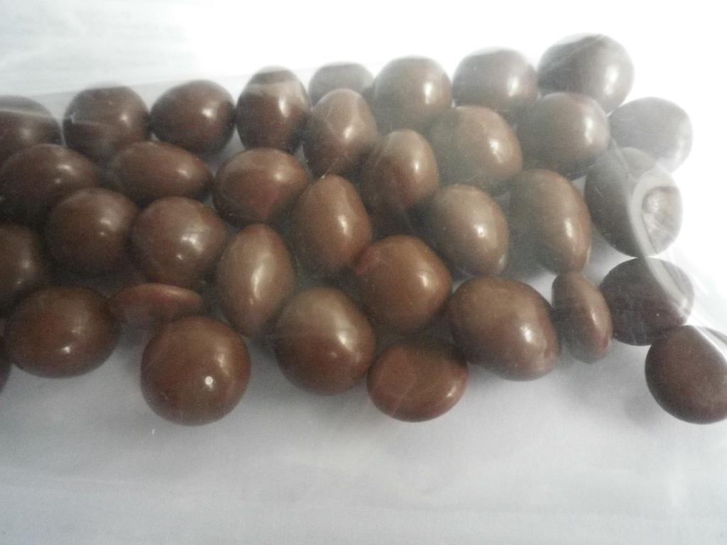 CHOCOLAT AU LAIT EN FORME DE BILLE RONDE OU OVALE.