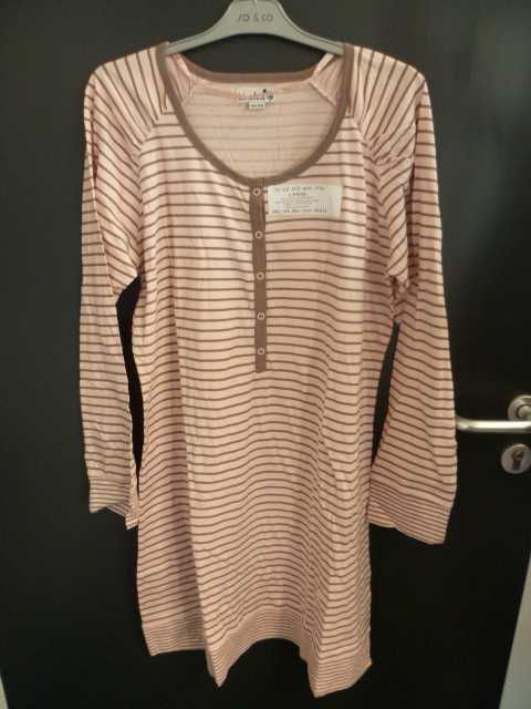 CHEMISE DE NUIT, POUR FEMME, CONFECTIONNEE EN ETOFFE DE BONNETERIE 100 % COTON ET DE FORME AMPLE. 
CET ARTICLE COMPORTE DES MANCHES LONGUES MUNIES D'UNE BANDE RAPPORTEE, UNE ENCOLURE RONDE, AVEC UNE OUVERTURE PARTIELLE SUR LE DEVANT SE FERMANT AU MOYEN DE CINQ BOUTONS PRESSIONS ET AVEC UNE BANDE RAPPORTEE A LA BASE DE LA MEME LARGEUR QUE CELLE DES MANCHES.