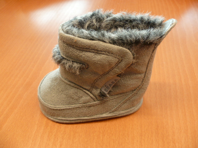 CHAUSSURES POUR BÉBÉS, DE TYPE BOTTINES, AVEC UN DESSUS EN MATIÈRE TEXTILE, AVEC UNE SEMELLE EXTÉRIEURE RAPPORTÉE PAR COUTURE EN MATIERE TEXTILE, ET UNE DOUBLURE INTERNE EN MATIÈRE TEXTILE A LONGS POILS. 
CETTE CHAUSSURE PRESENTE UN SYSTEME DE FERMETURE PAR VELCRO DE CHAQUE COTE.