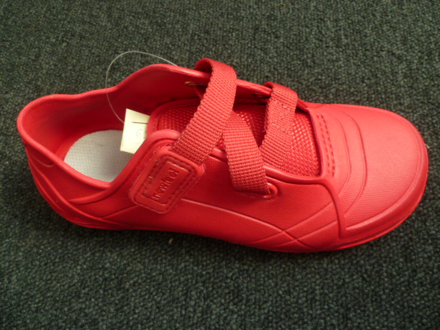 CHAUSSURE, NE COUVRANT PAS LA CHEVILLE, DE GENRE BASKET,IMPERMÉABLE A L'EAU, DONT LE DESSUS ET LA SEMELLE EXTERIEURE SONT EN MATIÈRE PLASTIQUE, AVEC UNE LANGUETTE ET UNE BANDE SE FERMANT PAR VELCRO.
LA SEMELLE EXTÉRIEURE PRÉSENTE DES SCULPTURES.