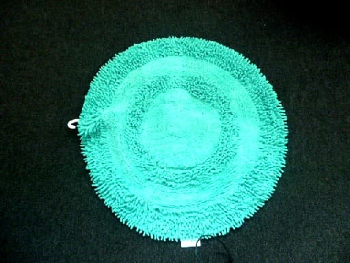 TAPIS DE BAINS, DE FORME CIRCULAIRE, D'UN DIAMETRE DE 60 CM, DE COLORIS UNI, COMPOSE D'UN TISSU DE COTON DANS LEQUEL PASSE UN FIL CHENILLE POUR FAIRE UN MOTIF EN RELIEF.