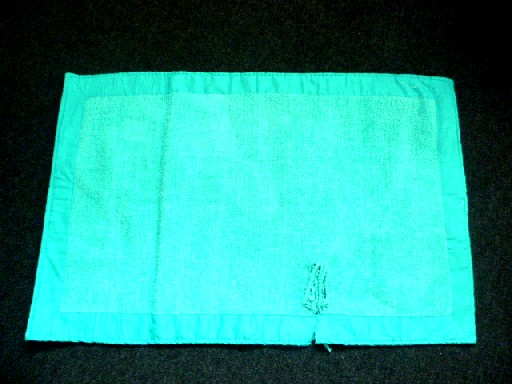 TAPIS SALLE DE BAIN, DE FORME RECTANGULAIRE, DE DIMENSION 50 CM X 80 CM, DE COLORIS UNI, CONFECTIONNE EN TISSU 100% COTON, COMPOSE DE FILS CHENILLE DANS UN SENS ET DE FILS RETORD DANS L'AUTRE, IL EST BORDE D'UNE BANDE DE TISSU.