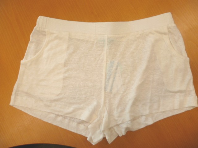 PETIT SHORT D'INTÉRIEUR POUR FEMMES, EN ÉTOFFE DE BONNETERIE DE FIBRES NATURELLES (100% LIN), LÉGER ET FLUIDE, SANS OUVERTURE, AVEC UN ÉLASTIQUE A LA TAILLE ET DEUX POCHES SUR LE DEVANT.     

TAILLE : 40