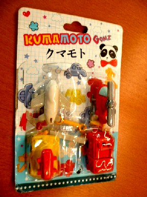 LOT DE QUATRE GOMMES A EFFACER, EN CAOUTCHOUC, DE DIFFERENTES FORMES, PRESENTEES POUR LA VENTE AU DETAIL DANS UN EMBALLAGE COMPOSE D'UN CARTONNE AVEC MOTIFS, INSTRUCTIONS ET LOGO DE LA MARQUE IMPRIMES, ET UNE PARTIE EN MATIERE PLASTIQUE TRANSPARENTE MOULANT LES GOMMES.