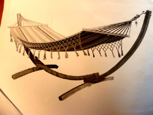 HAMAC COMPLET, COMPRENANT UN SOCLE EN BOIS VERNI POSE AU SOL, ET UN HAMAC SUSPENDU AU SOCLE EN TISSU DE COTON MULTICOLORE AVEC POUR DECORATION DES CORDELETTES, PRESENTE POUR LA VENTE AU DETAIL EN PLUSIEURS PARTIES A ASSEMBLER.