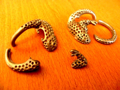 MONTURE POUR BAGUE, COMPOSEE DE CINQS ELEMENTS, CHACUN EN OR 750/000, D'UN POIDS TOTAL DE 34.57 GR, OBTENUS PAR FONTE, PUIS TRAVAILLLES MANUELLEMENT PAR UN JOAILLIER, ILS SONT DESTINES A ETRE SERTIS.