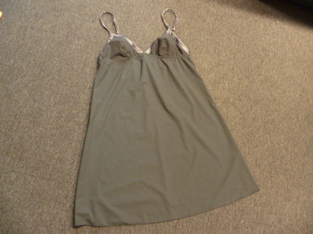 VÊTEMENT POUR FEMMES, GENRE FOND DE ROBE, EN TISSU DE FIBRES SYNTHETIQUES (99% POLYAMIDE,1% ELASTHANNE), LÉGER, DE FORME ÉVASÉE VERS LA BASE, DESTINÉ À RECOUVRIR LA PARTIE SUPÉRIEURE DU CORPS, DESCENDANT JUSQU'A MI-CUISSE, AVEC UNE ENCOLURE EN V TRÈS DÉCOLLETÉE SUR LE DEVANT COMPORTANT UN LISERE  DÉCORATIF ENTOURANT LES BONNETS, D'UN  ÉLASTIQUE SOUS LES BONNETS, AVEC DE FINES BRETELLES RÉGLABLES. LA BASE DU VETEMENT EST ARRETEE PAR UN POINT DE COUTURE.
