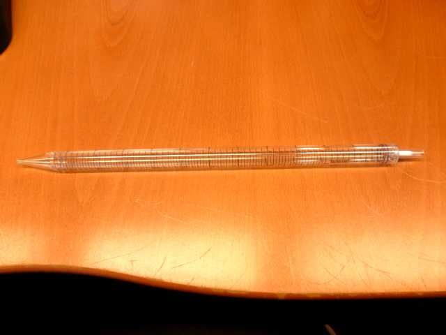 PIPETTE SEROLOGIQUE, GRADUÉE, EN MATIÈRE PLASTIQUE, ET EXCLUSIVEMENT CONÇUE POUR ÊTRE UTILISÉE SUR UN APPAREIL DÉNOMMÉ "PIPETEUR".

ELLE EST PRÉSENTÉE DANS UN EMBALLAGE EN MATIÈRE PLASTIQUE ET EN PAPIER.
