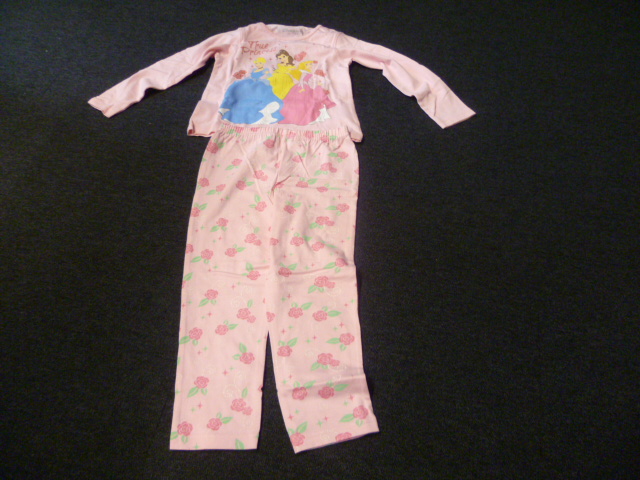 PYJAMA POUR FILLETTE, EN BONNETERIE 100% COTON, COMPOSE:  -D'UN VETEMENT DESTINE A RECOUVRIR LA PARTIE SUPERIEURE DU CORPS, GENRE T-SHIRT, DESCENDANT SOUS LA TAILLE, COMPORTANT UNE ENCOLURE ARRONDIE, DES MANCHES LONGUES DONT LES EXTREMITES SONT OURLEES, LA BASE DU VETEMENT EST OURLEE, DECORATION MOTIFS PRINCESSES IMPRIMES SUR LE HAUT DU VETEMENT.  -D'UN VETEMENT DESTINE A RECOUVRIR LA PARTIE INFERIEURE DU CORPS, GENRE PANTALON, SANS OUVERTURE, AVEC UNE TAILLE ELASTIQUEE, LA BASE DES JAMBES EST OURLEE.