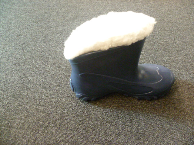 BOTTE ENTIEREMENT MOULEE EN EVA  AVEC SEMELLE  A GROS CRAMPONS. CETTE BOTTE COUVRE LA CHEVILLE. A l'INTERIEUR IL Y A UN CHAUSSON AMOVIBLE EN POLYESTER ET FOURRE DE TISSUS D'APPARENCE LAINEUSE.     POINTURE 36/37