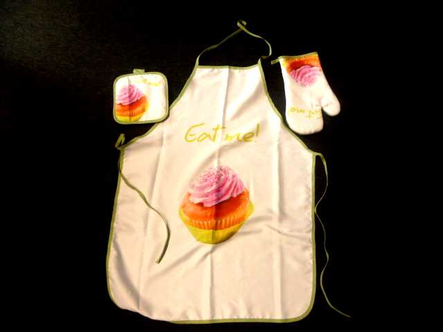 ASSORTIMENT DESTINÉ A LA CUISINE COMPRENANT UN TABLIER, UN GANT DE CUISINE ET UNE MANIQUE CONDITIONNES ENSEMBLE POUR LA VENTE AU DÉTAIL. L'ENSEMBLE  EST CONFECTIONNÉ EN TISSU DE POLYESTER BLANC. LE TABLIER  DESCEND JUSQU'AUX GENOUX. IL NE COMPORTE PAS DE POCHE VENTRALE.  EN OUTRE, CE TABLIER EST BORDÉ SUR TOUT LE POURTOUR D'UN BIAIS DE COULEUR QUI SE PROLONGE AU NIVEAU DU COU POUR FORMER UNE BRETELLE QUI SE PROLONGE À LA TAILLE PAR DEUX LIENS À NOUER.