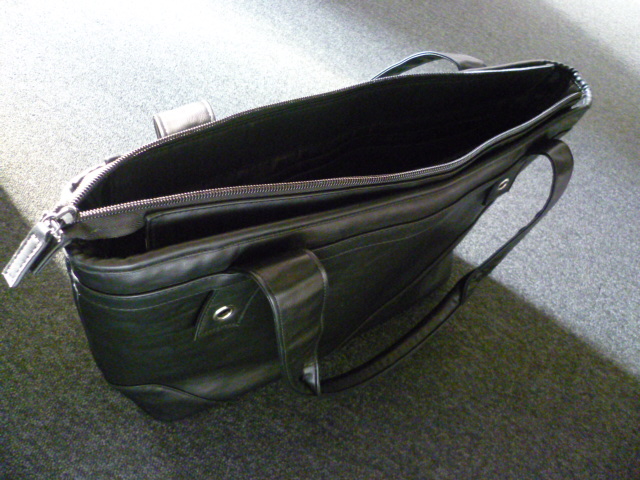 SAC POUR ORDINATEUR PORTABLE, EN MATIERE PLASTIQUE DE DIMENSION 50 CM X 31 CM, COMPORTANT UNE FERMETURE A GLISSIERE VERTICALE SUR UNE FACE EXTERIEURE. L'INTERIEUR EST SEPARE EN DEUX PAR UN COMPARTIMENT DESTINE AU MICRO ORDINATEUR LE RESTE PEUT RECEVOIR DES DOCUMENTS. SUR UNE FACE INTERIEURE IL Y A UNE POCHETTE COUSUE, FERMEE PAR UNE FERMETURE A GLISSIERE. LES DEUX ANSES SONT RIVETEES. ARTICLE DESTINE AUX FEMMES.