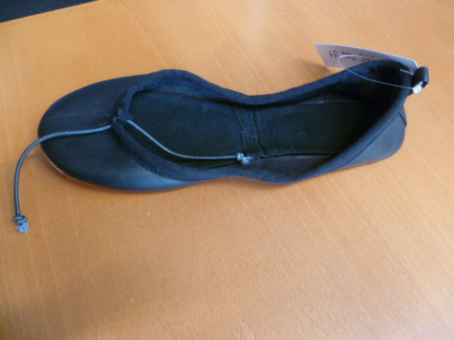 CHAUSSURE DESTINEE A LA PRATIQUE DE LA DANSE, DU GENRE BALLERINE, AVEC UN DESSUS ET UNE SEMELLE EXTERIEURE EN CUIR NATUREL, AVEC UNE SEMELLE INTERIEURE EN MATIERE TEXTILE 100% COTON ET UN FIL ELASTIQUE SUR LE DESSUS A NOUER.