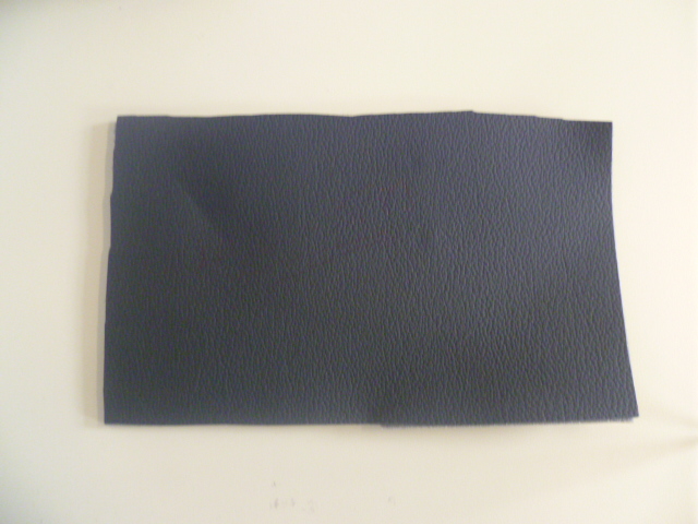 PLAQUE COMPOSEE D'UNE COUCHE DE MOUSSE ALVEOLAIRE DE MATIERE PLASTIQUE (POLYURETHANE) DE 3MM D'EPAISSEUR COLLEE SUR UNE COUCHE DE CUIR COTE FLEUR DE BOVIN DE 1MM D'EPAISSEUR. CE CUIR SERT A LA FABRICATION DE FAUTEUILS POUR VEHICULES AUTOMOBILES.