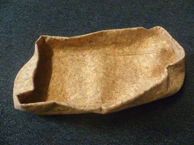 CORBEILLE SANS COUVERCLE, DE FORME OVALE DE 38,5X12,5X7CM DE COULEUR MARRON. ARTICLE EN AGGLOMERES DE LIEGE SUR UN SUPPORT EN NONTISSE DE POLYPROPYLENE.