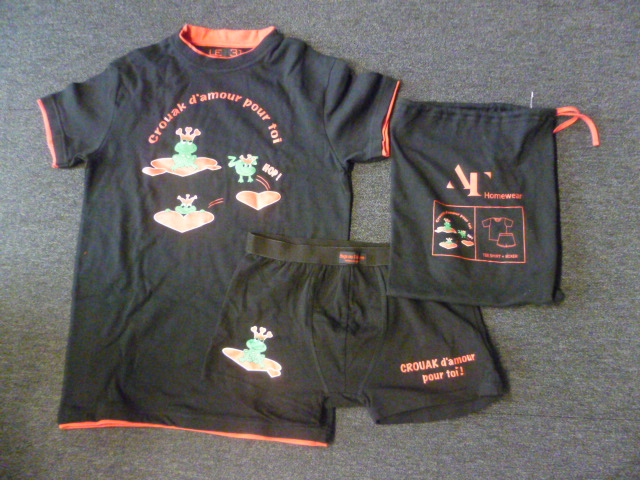 LOT DE DEUX VETEMENTS EN BONNETERIE DE COTON FAISANT L'OBJET D'UN CLASSEMENT SEPARE, COMPOSE DE :- UN T-SHIRT AVEC DES MANCHES COURTES, UNE ENCOLURE RONDE, UNE INSCRIPTION ET UN DESSIN AU NIVEAU DE LA POITRINE. LA BASE DOUBLEE D'UN LISERE  EST OURLEE DE MEME QUE L'ENCOLURE ET LES MANCHES.  - UN BOXER SANS OUVERTURE, DONT LA TAILLE COMPORTE UN ELASTIQUE, AVEC INSCRIPTIONS ET DESSIN SUR LES CUISSES, AVEC LE LOGO DE LA MARQUE SUR L'ELASTIQUE  ET UNE BASE OURLEE.   CE RTC NE REPREND QUE LE BOXER, L'AUTRE ARTICLE FAISANT L'OBJET D'UN CLASSEMENT SEPARE. CES DEUX ARTICLES SONT VENDUS EMBALLES DANS UN SAC DE MEME COMPOSITION AVEC LOGO ET INSCRIPTIONS.