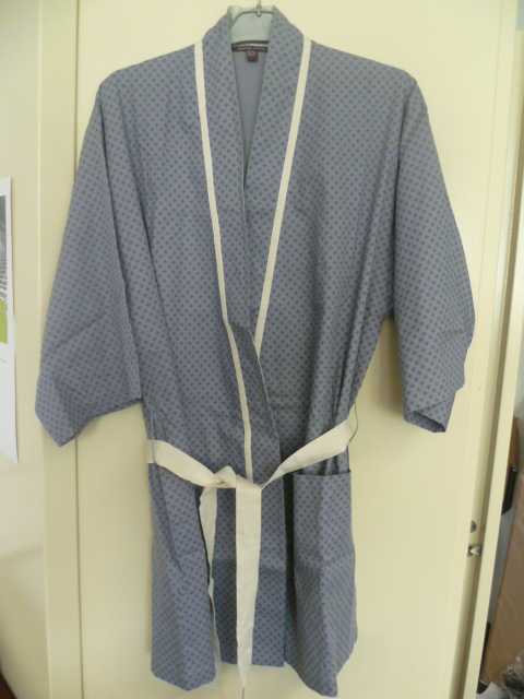 VÊTEMENT POUR FEMMES GENRE ROBE DE CHAMBRE CONFECTIONNÉ EN TISSU  DE COTON, DESCENDANT JUSQU'À LA MI-CUISSE, COMPORTANT DES MANCHES 3/4, UNE OUVERTURE COMPLÈTE SUR LE DEVANT, UNE CEINTURE À LA TAILLE CONFECTIONNÉE DANS DE LA MÊME MATIÈRE TEXTILE SE GLISSANT DANS DES PASSANTS, DEUX POCHES AU NIVEAU DES HANCHES ET UN LISERE SUR LE DEVANT GAUCHE PASSANT DERRIERE LE COL ET REDESCENDANT SUR LE COTE DROIT.