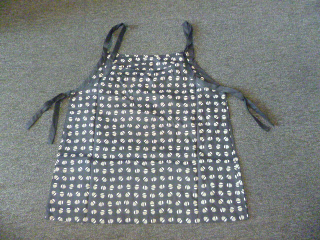 VÊTEMENT POUR FEMMES, DE TYPE BLOUSE, UNICOLORE A MOTIFS,  DE CONTEXTURE LEGERE, DE FORME EVASEE, EN TISSU  (100% COTON), DESTINÉ À COUVRIR LA PARTIE SUPÉRIEURE DU CORPS, DESCENDANT JUSQU'AUX HANCHES, AVEC UNE ENCOLURE DROITE, AVEC DEUX FINES BRETELLES NON REGLABLES, AVEC SUR LES COTES SOUS LES AISELLES DEUX CORDONS DE 18 CM. LA BASE EST OURLEE