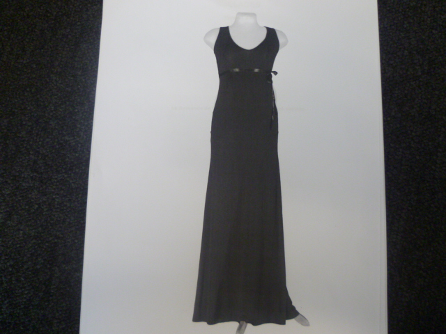 VETEMENT SE PRESENTANT SOUS LA FORME D’UNE ROBE POUR FEMMES, CONFECTIONNEE EN ETOFFE DE BONNETERIE DE FIBRES ARTIFICIELLES (90% MICROMODAL –10% ELASTHANNE), UNICOLORE, DESTINEE A COUVRIR LE CORPS, DESCENDANT JUSQU’AUX CHEVILLES. CETTE ROBE PRESENTE DEUX LARGES BRETELLES, UNE ENCOLURE ARRONDIE SUR LE DEVANT ET UN RUBAN CONTOURNANT LA POITRINE SE PROLONGEANT SUR LE COTE ET SE NOUANT.