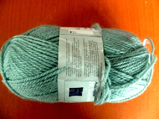 PELOTE DE FIL A TRICOTER, COMPOSEE DE FIL A 3 BRINS, EN FIBRES DISCONTINUES DE MATIERES SYNTHETIQUES, 40% ACRYLIQUE 35% CHLOROFIBRE ET 25% LAINE, D'UN TITRE DE 3970 DECITEX, ET D'UNE MASSE NETTE DE 48.3 GR.