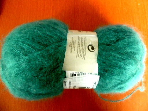 PELOTE DE FIL A TRICOTER, COMPOSEE DE FIL BOUBLE BRIN, DONT 1 FIL DE FILAMENT ET 1 FIL GRATTE DE FIBRES DISCONTINUES S'ENROULENT AUTOUR DE 2 FILS DE FILAMENT, LES FILAMENTS SONT EN POLYAMIDE 34%,  ET LES FIBRES SONT EN ACRYLIQUE 50% ET LAINE 16%, D'UN TITRE DE 1740 DECITEX, ET D'UNE MASSE NETTE DE 50.9 GR.