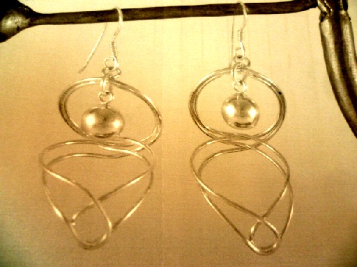 BOUCLES D'OREILLES, EN ARGENT 925, DE TAILLES ET DE FORMES DIFFERENTES, FABRIQUEES A LA MAIN PAR DES ARTISANS.